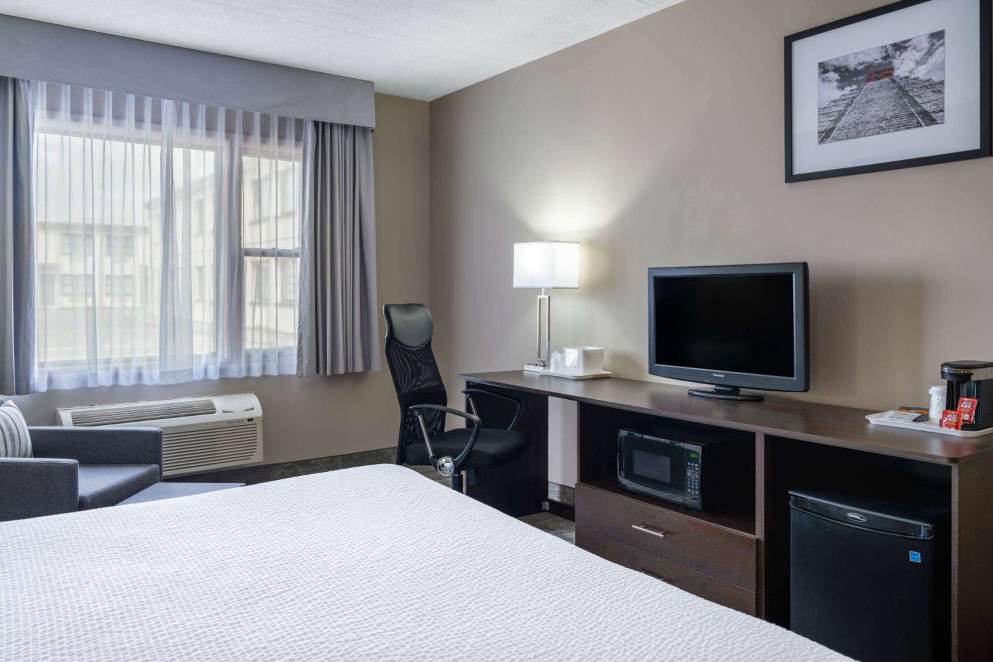 Ramada By Wyndham Thunder Bay Airlane Hotel Extérieur photo