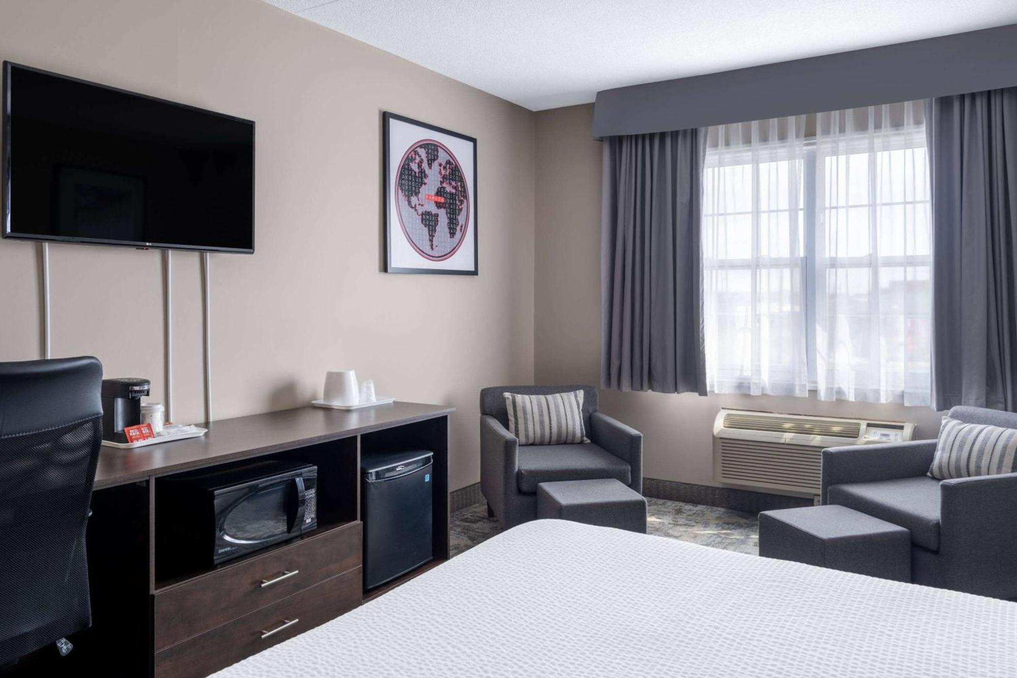 Ramada By Wyndham Thunder Bay Airlane Hotel Extérieur photo