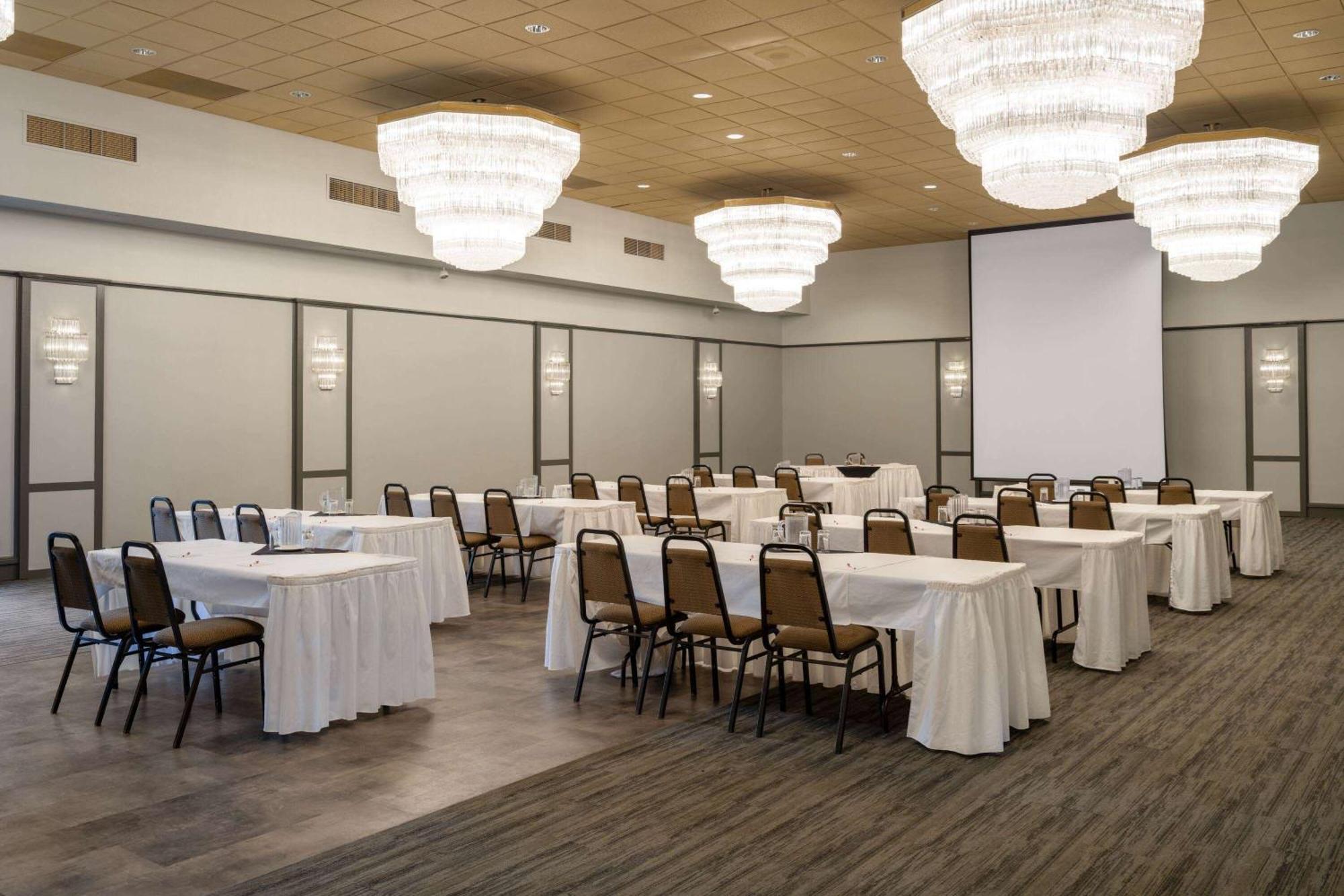 Ramada By Wyndham Thunder Bay Airlane Hotel Extérieur photo