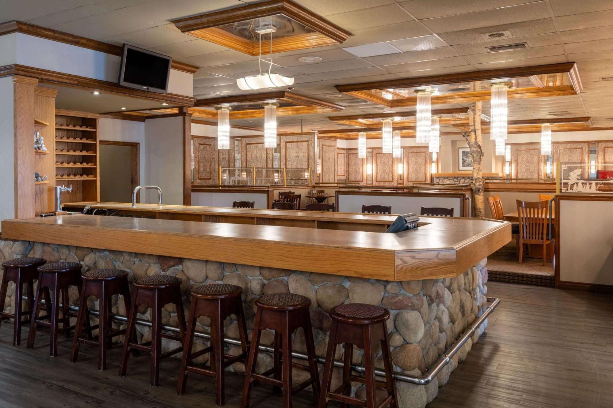 Ramada By Wyndham Thunder Bay Airlane Hotel Extérieur photo