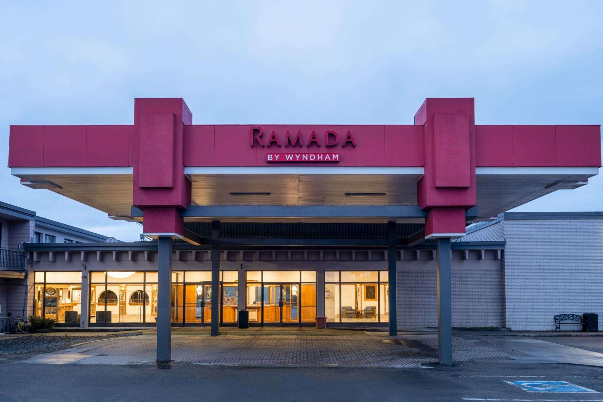 Ramada By Wyndham Thunder Bay Airlane Hotel Extérieur photo