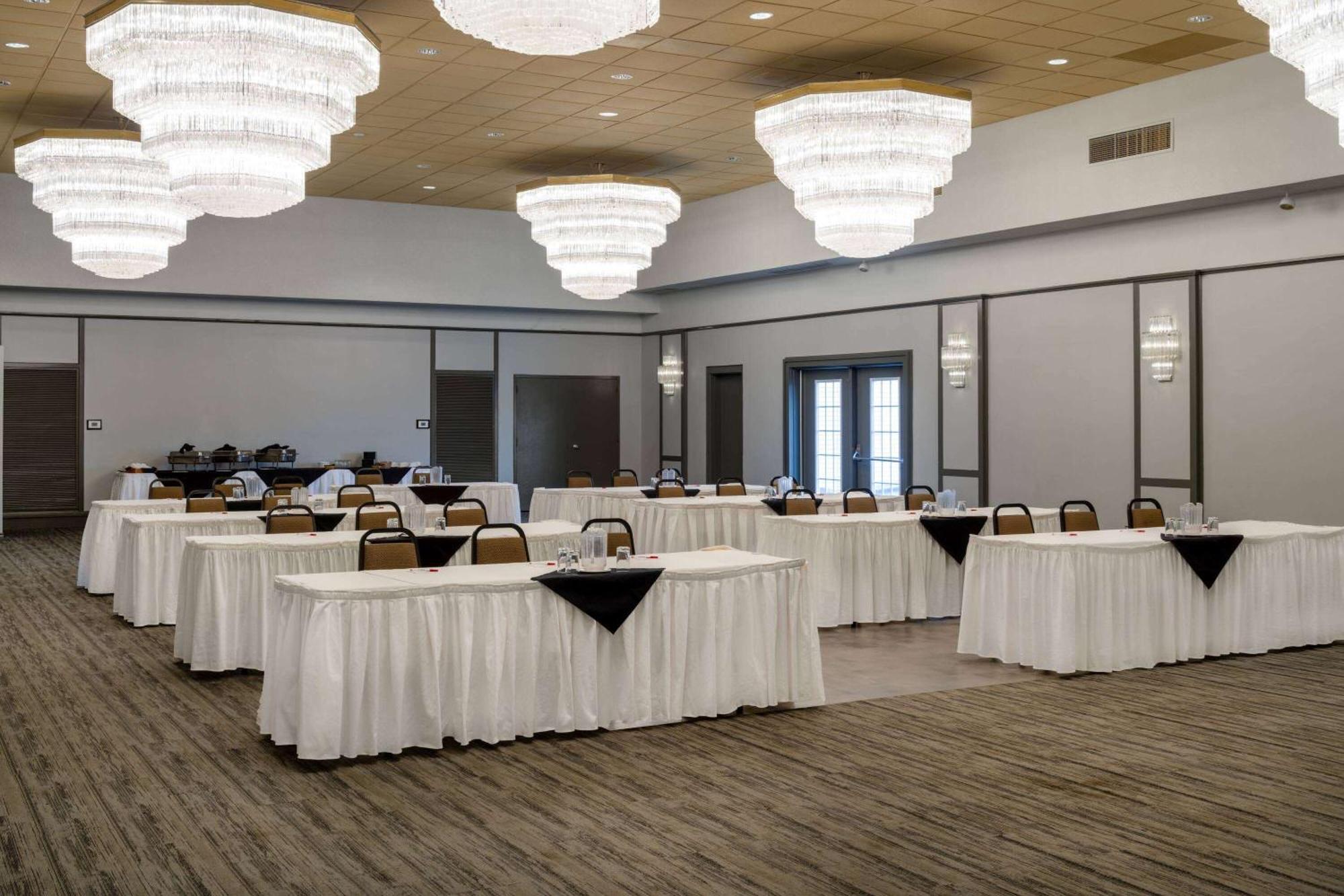 Ramada By Wyndham Thunder Bay Airlane Hotel Extérieur photo