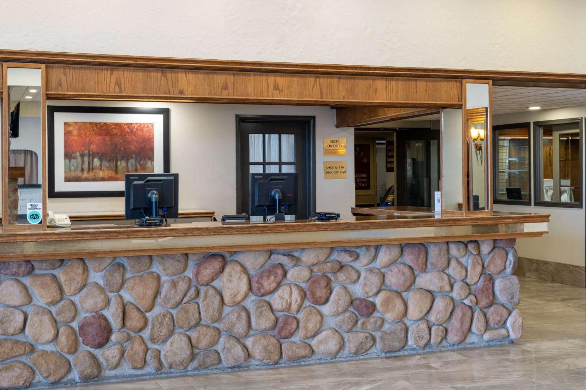 Ramada By Wyndham Thunder Bay Airlane Hotel Extérieur photo