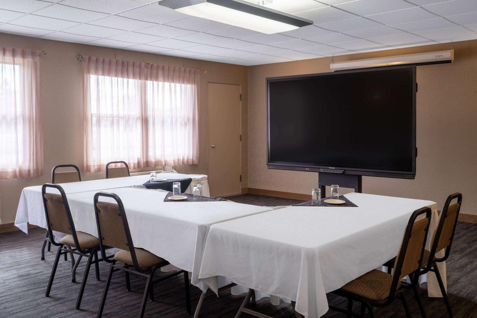 Ramada By Wyndham Thunder Bay Airlane Hotel Extérieur photo