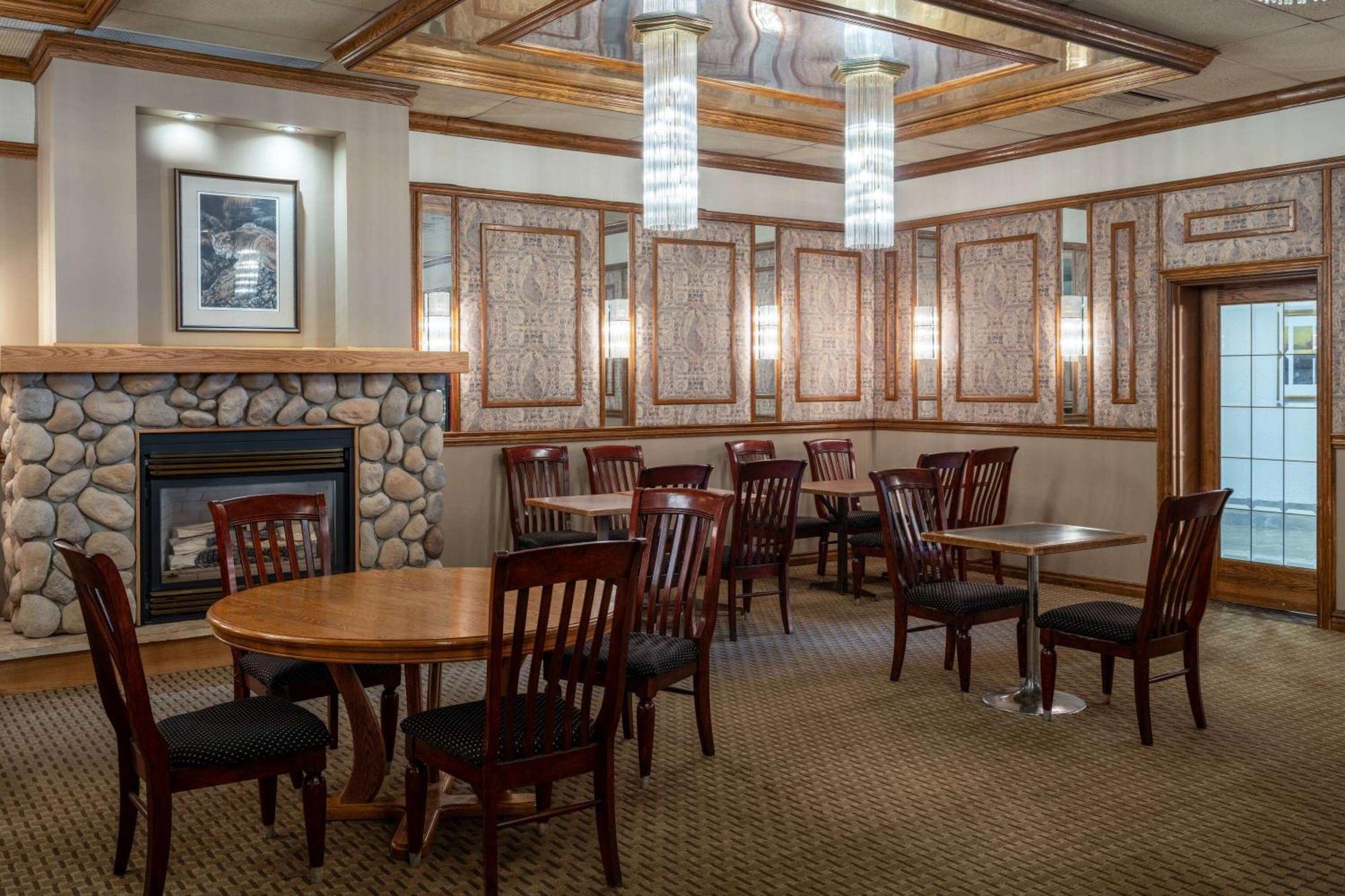 Ramada By Wyndham Thunder Bay Airlane Hotel Extérieur photo