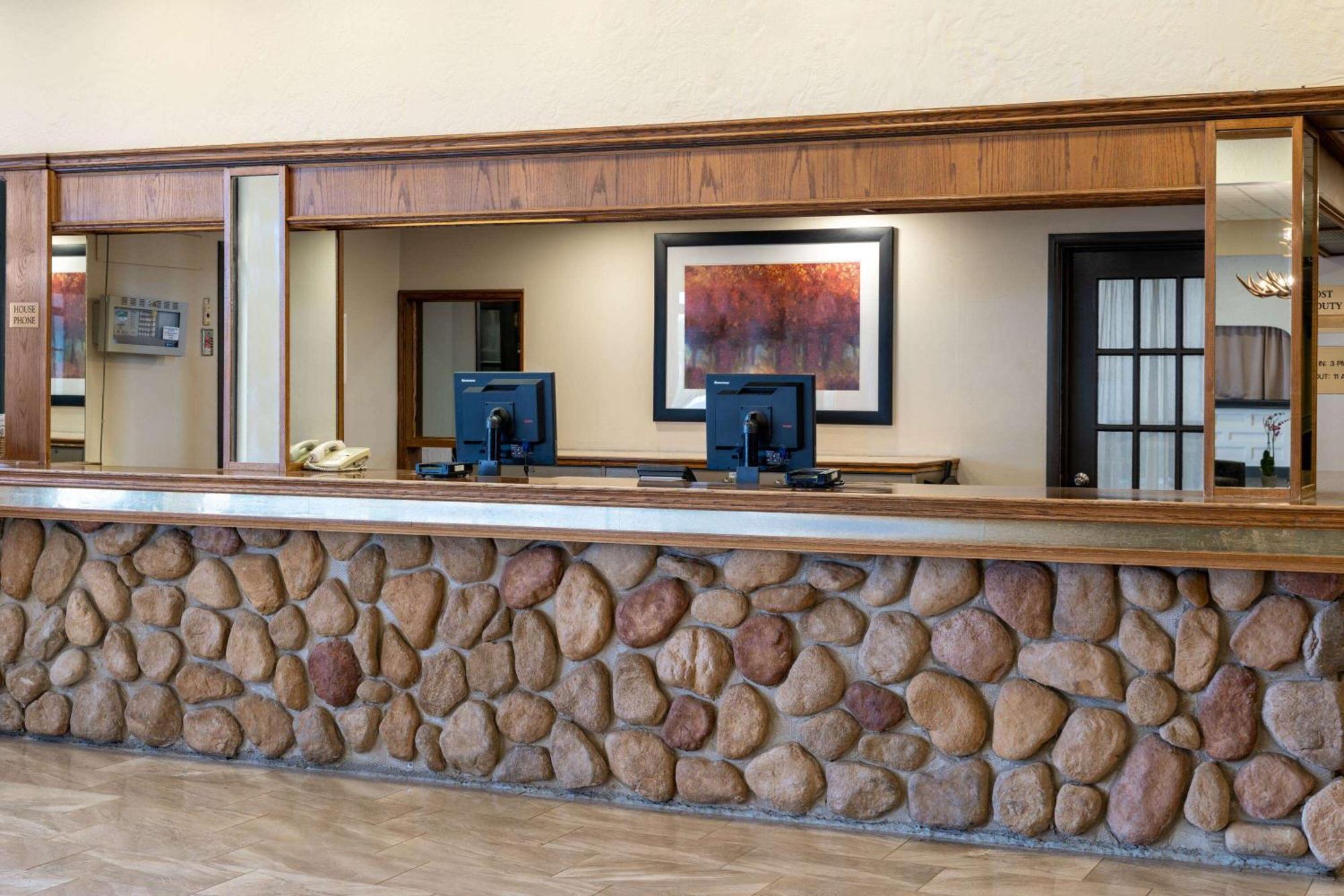 Ramada By Wyndham Thunder Bay Airlane Hotel Extérieur photo