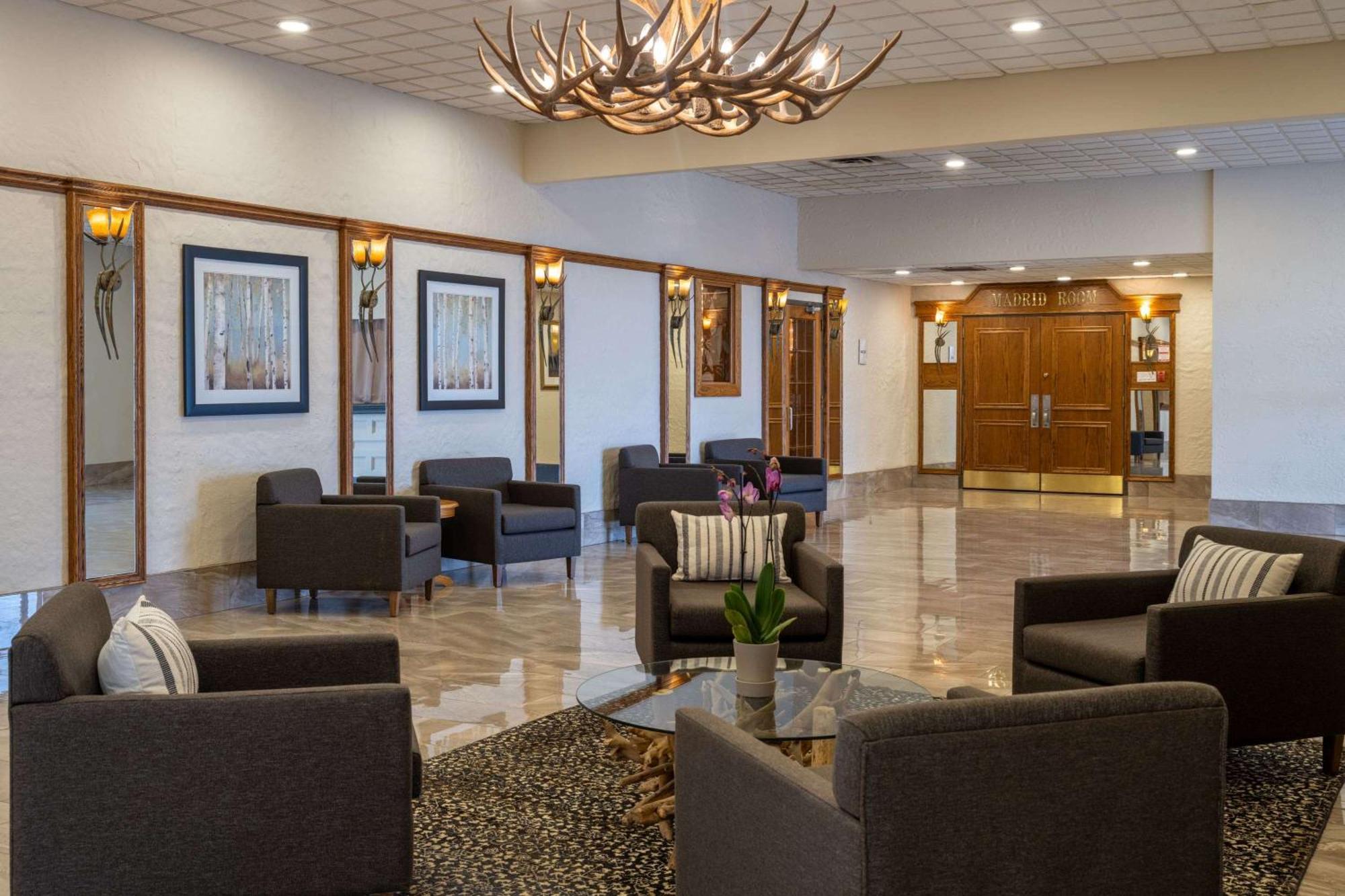 Ramada By Wyndham Thunder Bay Airlane Hotel Extérieur photo