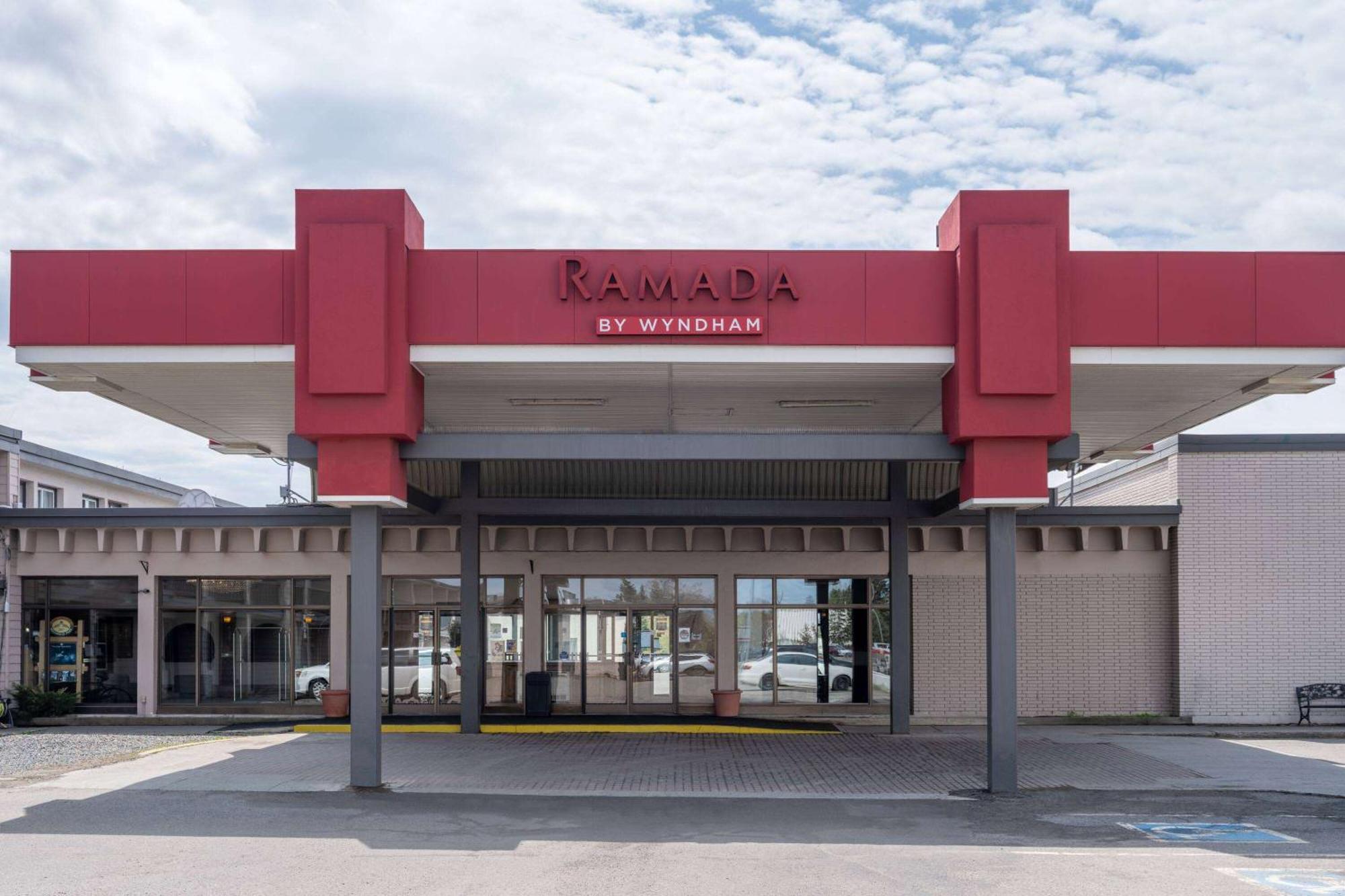 Ramada By Wyndham Thunder Bay Airlane Hotel Extérieur photo