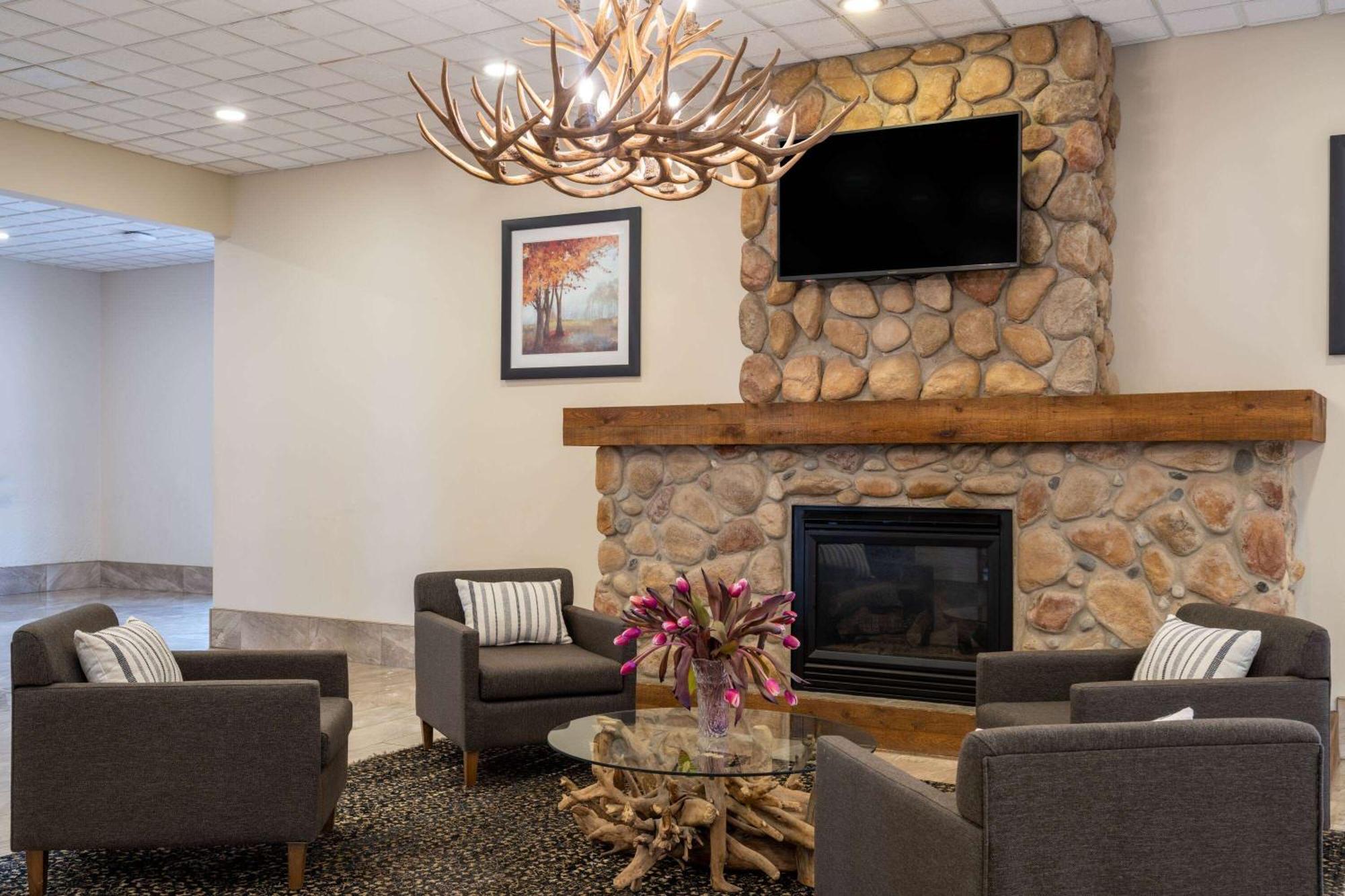 Ramada By Wyndham Thunder Bay Airlane Hotel Extérieur photo