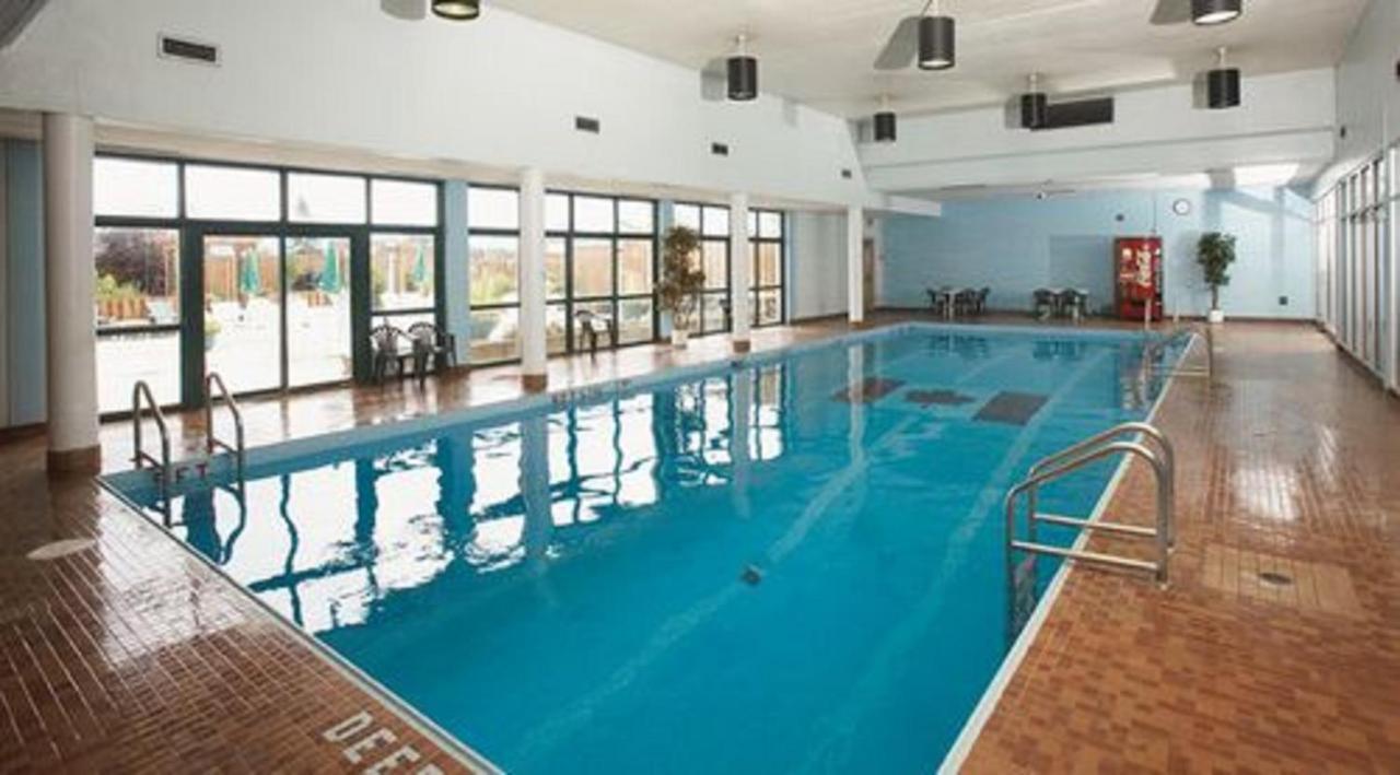 Ramada By Wyndham Thunder Bay Airlane Hotel Extérieur photo