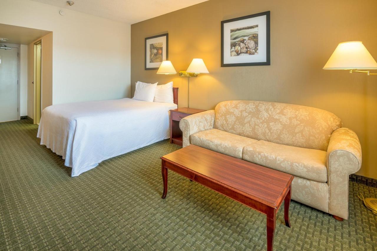 Ramada By Wyndham Thunder Bay Airlane Hotel Extérieur photo