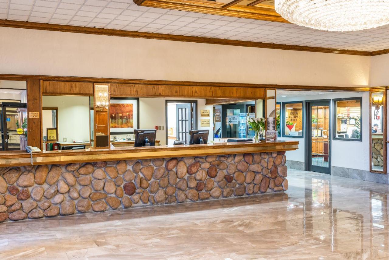 Ramada By Wyndham Thunder Bay Airlane Hotel Extérieur photo